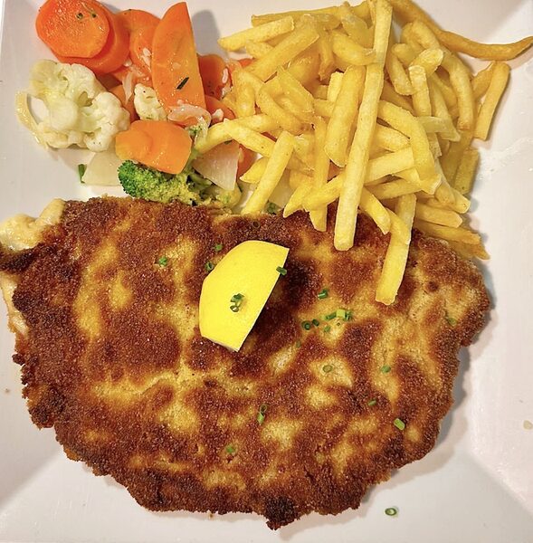 Cordon bleu mit Pommes frites und Gemüse