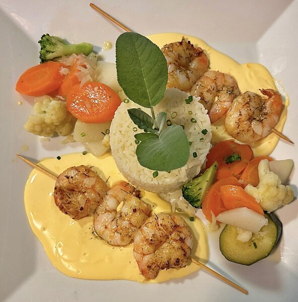 Crevetten-Spiess mit Safransauce und Reis