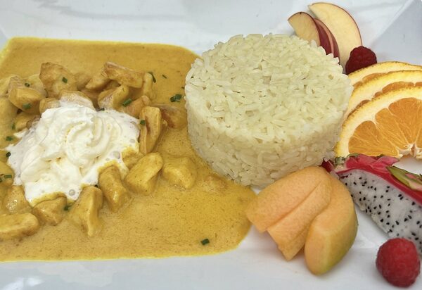 Poulet Curry mit Reis und exotischen Früchten