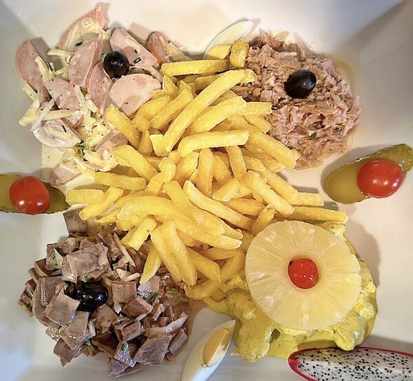 Kalter Teller mit Wurstsalat, Thunfisch und Pommes