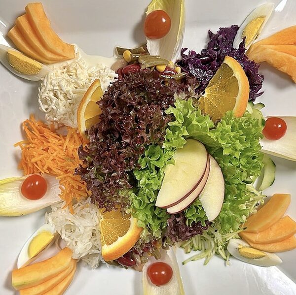 Grosser gemischter Salatteller mit frischen Früchten