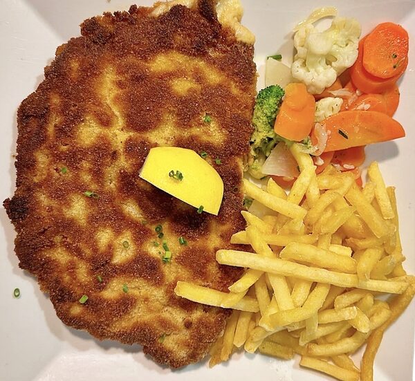 Paniertes Schnitzel mit Pommes frites