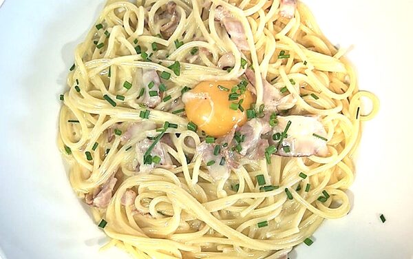 Spaghetti Carbonara mit Eigelb und Schnittlauch