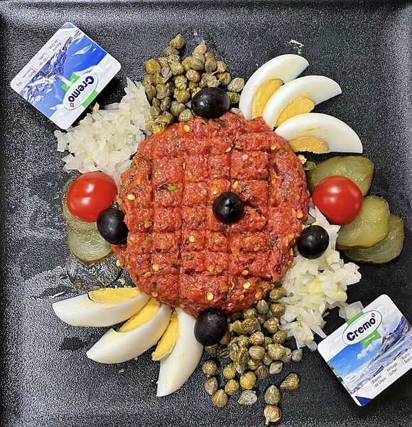 Tatar vom Rind mit Kapern, Ei und Cornichons